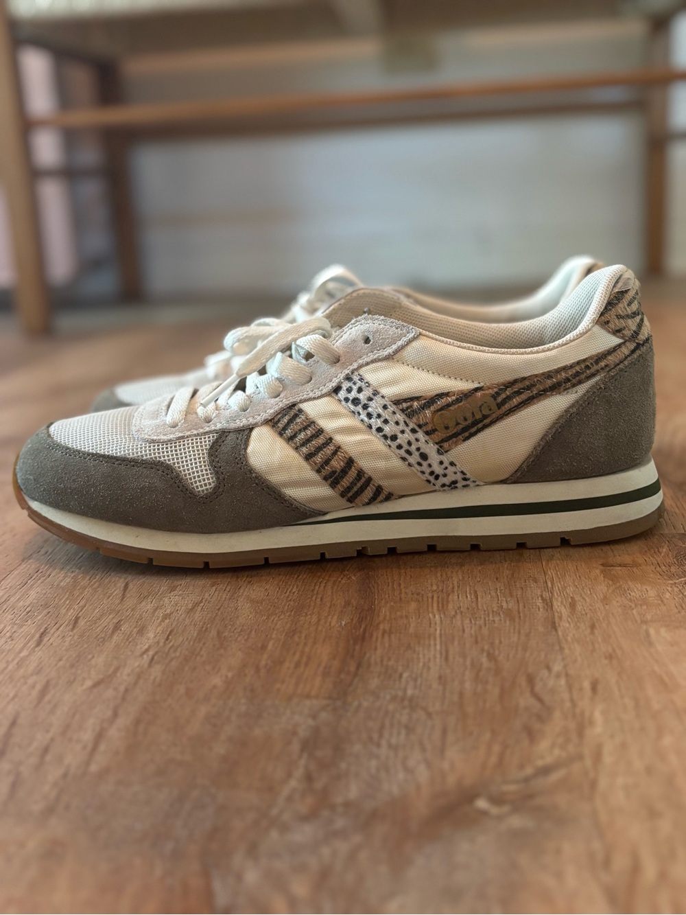 Gola Cream & Taupe Lace-Up Low-Top Sneakers size 10